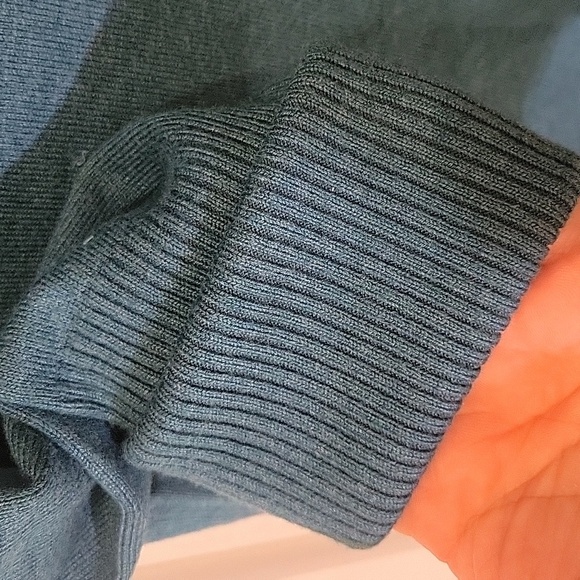 Manguun Women's Sweater - Picture 4 of 5